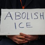 cartel-de-protesta-contra-redadas-de-ice-en-minneapolis