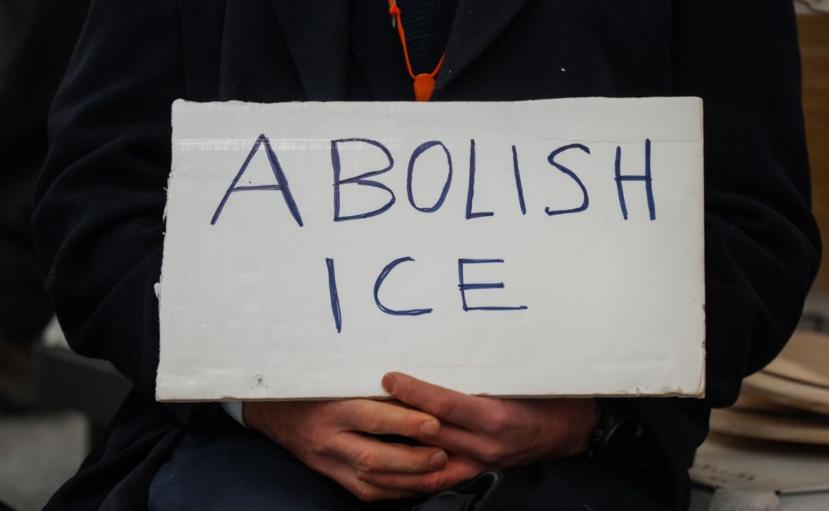 cartel-de-protesta-contra-redadas-de-ice-en-minneapolis