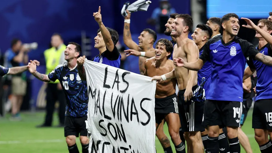seleccion-argentina-celebra-manta-malvinas